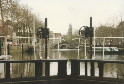 605958 Gezicht op de Stadsbuitengracht te Utrecht, met op de achtergrond de Zandbrug en de Domtoren, vanaf de ...
